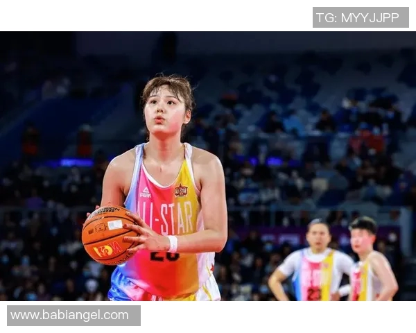 明星篮球场上的华丽出场动作引发观众热烈追捧与期待